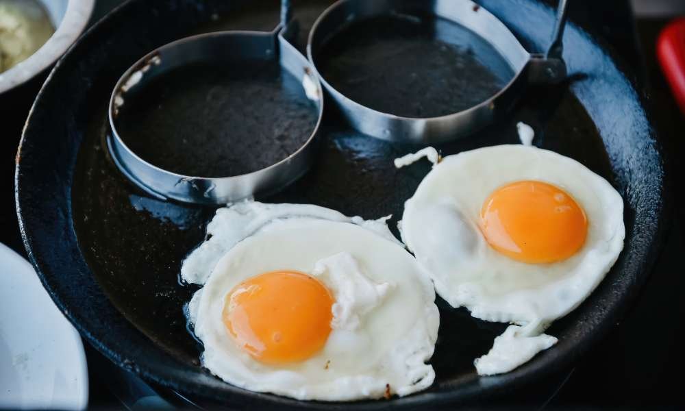 How to Use Egg Rings in a Frying Pan