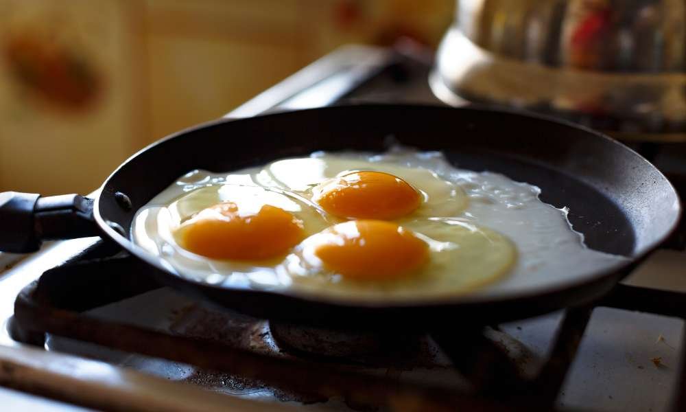 how to fry an egg in a stainless steel pan
