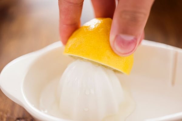 Easy Ways to Squeeze a Lemon Without a Juicer