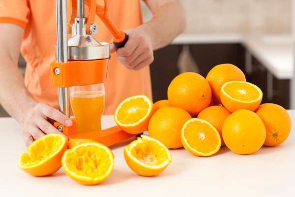 Extra Tips juice oranges in a juicer