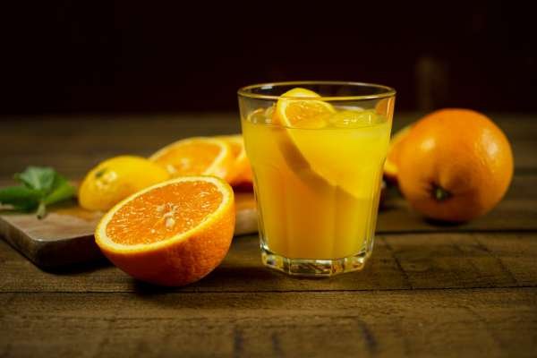 juice oranges in a juicer