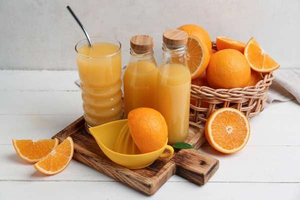 Serve and Store juice oranges in a juicer